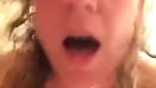 Milf köpek stilinde selfie videosu yapıyor