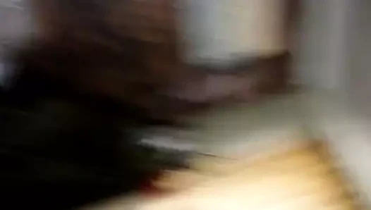 Dukkle salatalık ile bardağa işiyorum ve sperm alıyorum onu ​​paylaşıyorum