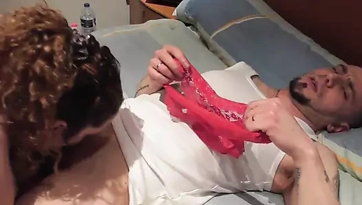 Karımın külotuyla mastürbasyon yapıyorum ve o işi bitiriyor