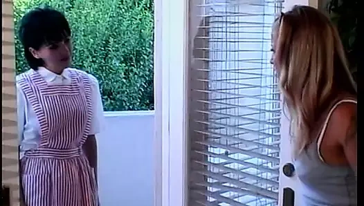 Sarışın lezbiyen ve esmer kız arkadaşı yatakta oynuyor