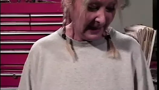 Olgun hatun amında dilini sikiyor