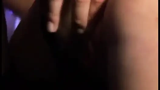 Lateks gözleri bağlı sarışın sikicisinden sikiliyor ve domine ediliyor