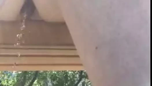 Rüzgarlı bir günde parkta işemek