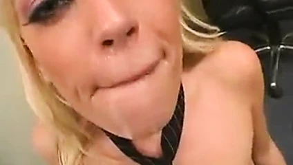 Sarışın emiyor ve öğürterek ağzına alıyor