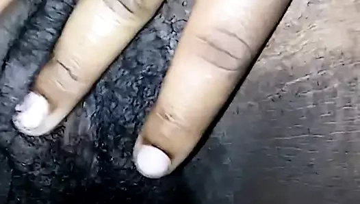 Zenci sikişiyor ve ıslak amcığını ovuyor