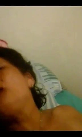 Bir arkadaşın annesi bir deodorantla Mastürbasyon yapıyor