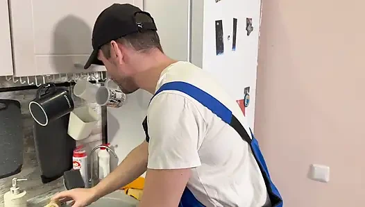 Büyük yaraklı 456 tesisatçı sıkı göt deliğinden kalın adamla sikiliyor