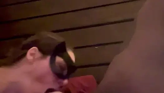 Sürtük büyük zenci yarağına boyun eğiyor