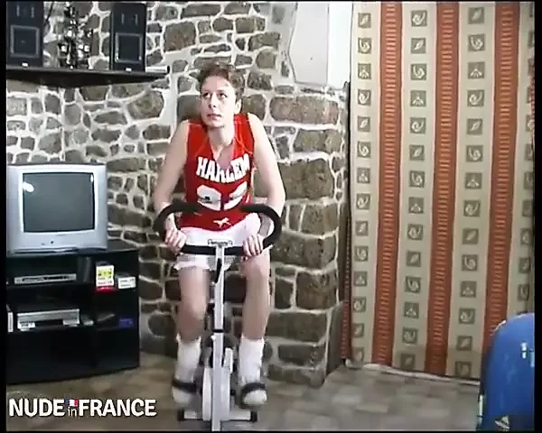 Büyük memeli sportif sarışın ponpon kız götünü siktiriyor ve stomac'ta boşaltıyor