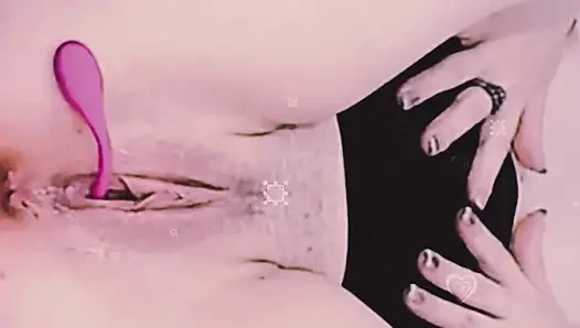 Orgazm olana kadar didelot ve vibratörüyle oynadı