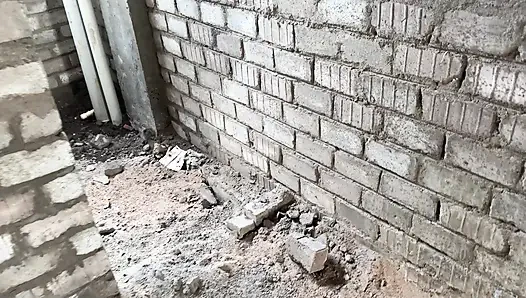 Sevimli kızla inşaat binasının altında açık havada seks, sıkı amcık seksi