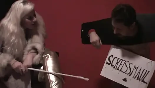 Kölesini aşağılıyor