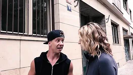 Sarışın hatun siyah bir yarakla sikiliyor ve adamı izlemeyi seviyor