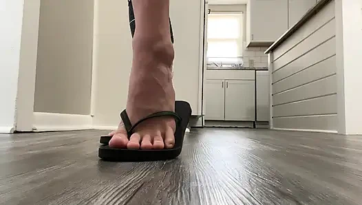 Flip Flop modelliği ve doğal ayak parmaklarını sallıyor