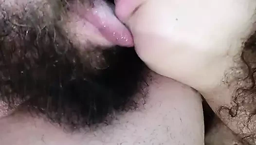 Ateşli ve öpücük, büyük dudaklar dolu, seksi bir öpücükle birbirini yalıyor