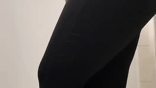 Bacaklarımı kesen çiş için çaresizim tuvalette bakış açısı