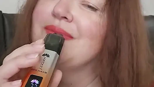 Kırmızılı sisli bayan, vaping