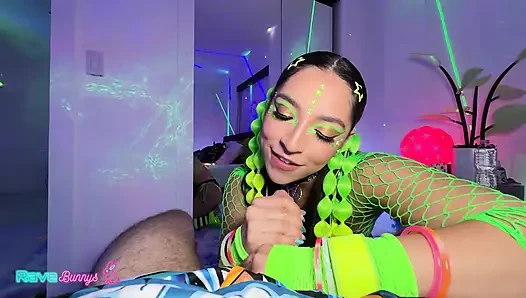 Madison Wilde, ultraviyole altında elektrikle parlıyor ve tüm odayı çalıştırıyor!
