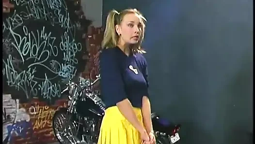 Genç sürtük arabada sıkı amcığıyla sert yarağa biniyor