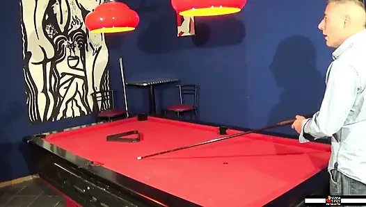 Sürtük sarışın anne bilardo odasında sikişiyor ve işiyor