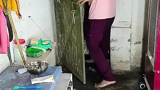 Göt amcık sikiyor yarak emiyor göğüslerini emiyor memeden süt emiyor ve domaltarak yarağa oturuyor ve doğrudan Hintçe seste yatıyor