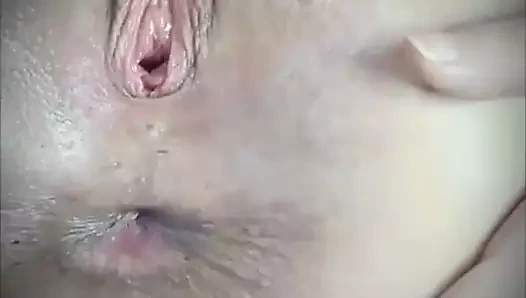 Sevimli bir sarışın bizim için onu kedi yayılır