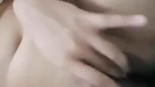Pinay tatmin olmak için kendini parmaklıyor