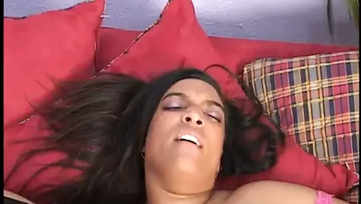 Ateşli zenci iri güzel kadın kız arkadaşının amını sikmeyi seviyor