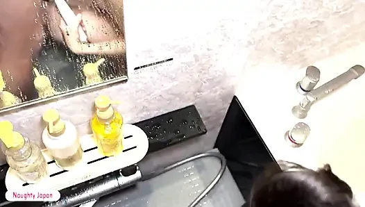 Banyo zamanı geleneği, her şey yavaşça inşa edip tekrar taşmaya devam ettikçe sonuna kadar devam ediyor