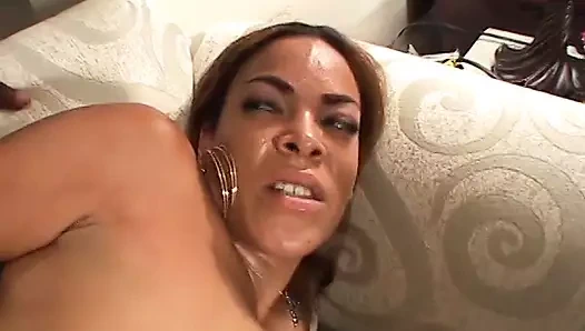 İyi şekilli melez bebek sırt üstü yatarken büyük siyah horoz alır