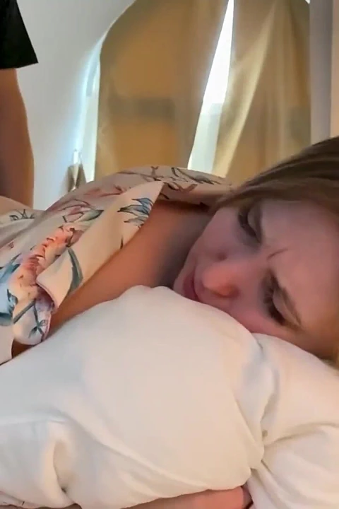 Partiden sonra otel odasında sikilen üvey anne