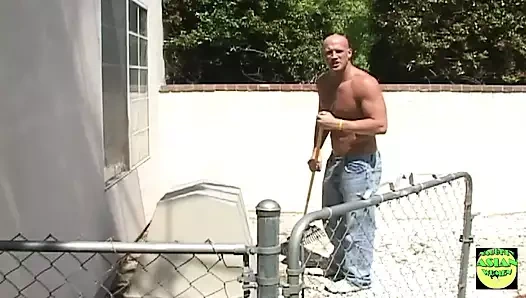 İki büyük yaraklı adam sarışın bir sürtüğü emdikten sonra sikiyor