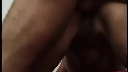 Esmer vixen amcık yalıyor ve klasik seks eyleminde sikiliyor