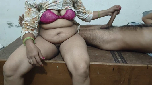 Sıkı amcıklı Hintli sert seks yapıyor