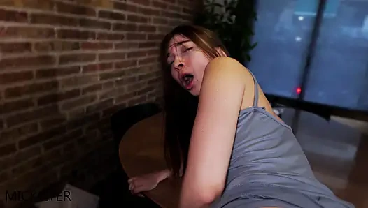 Diploması için kendinden vazgeçti, birinci sınıf güzeli profesörün diplomasını kontrol etti.