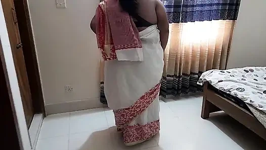 Tamil ateşli teyze sari soyunuyor - Hintçe net ses