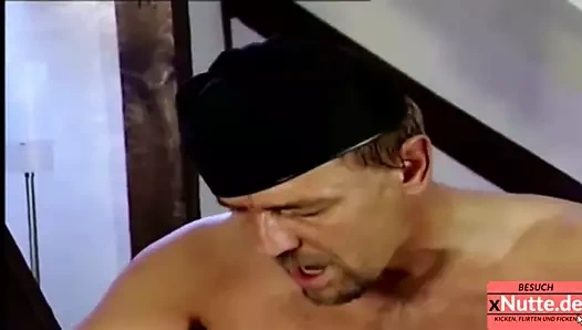 Heisse Nonne wird durchgefickt im Keller