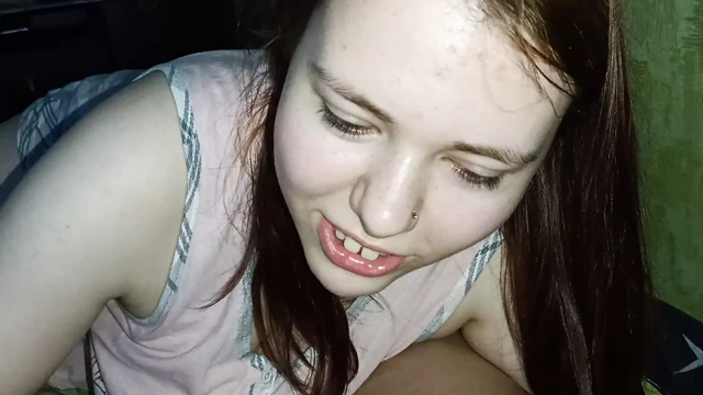 Erkek arkadaşının büyük aletini emdi