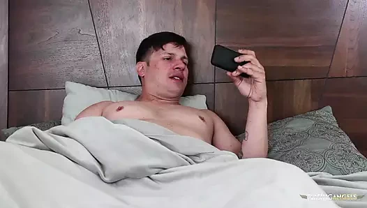 Fitness koçu yatak odasında sert amını sürmesi için kocasına mesaj atıyor