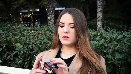 Rus kız öğle tatilini arka arkaya 3 kez sigara içerek geçiriyor