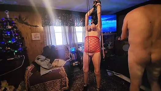 Göğüsleri tarafından asılıp kırbaçlanıyor