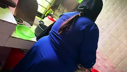 Hintli ateşli evli kadın kocası için yemek yaparken mutfakta sikiliyor ama kocasının arkadaşı tarafından sikiliyor