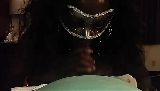 Maskeli orta yaşlı seksi kadın dizlerinin üzerinde