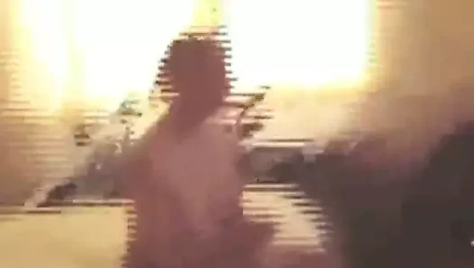 Milf genç adamla oynuyor