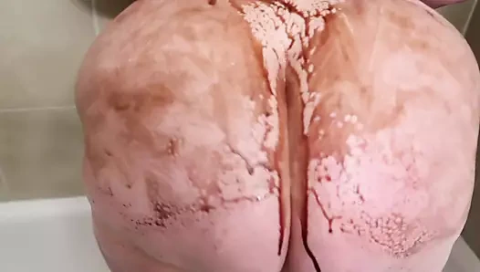 Nataliekinky vücudunun her yerini çikolatayla kapladı