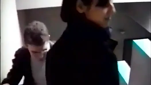 Bir göletin kenarına bir yürüyüşçü yerleştiriyor ve sonunda onu sikiyor!