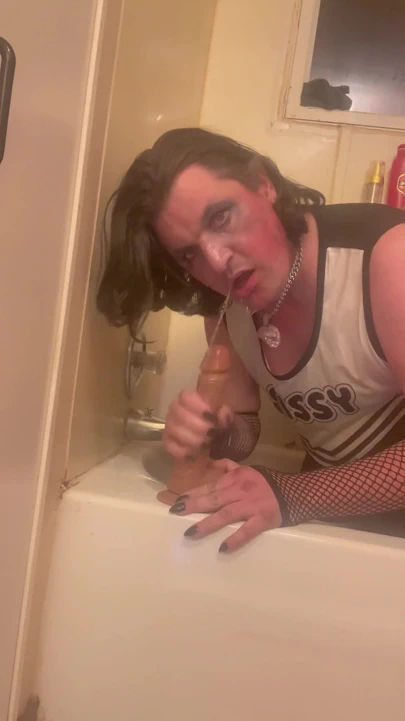 Trisha Trash CD Büyük Dildo Taşaklarını Gırtlağına Kadar Alıyor - Islak Öğürüyor, Sırılsıklam Gırtlağına Kadar Alıyor