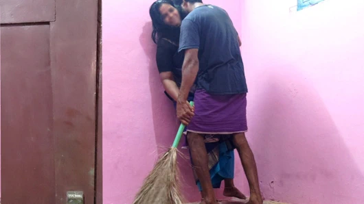 Üvey annem evi temizliyor ve ben onunla sevişmek istiyorum