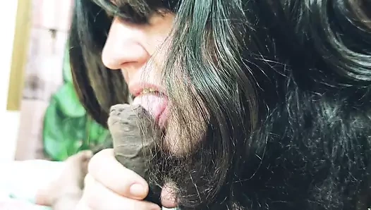 Büyük zenci yarağı adamı güzel karısını sikmeye hazırlarken izle