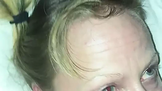 Sevimli ve utangaç küçük sarışın gets boğaz becerdin